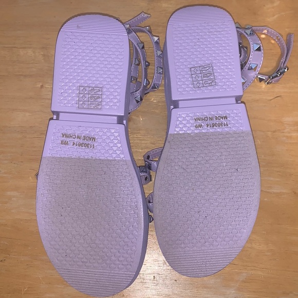 Lavender studded flatform sandals - Picture 8 of 8
